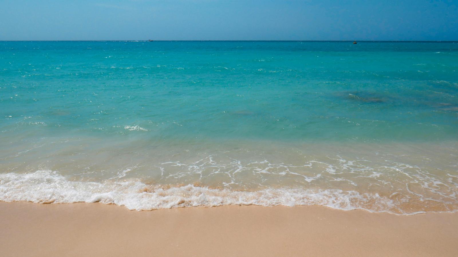 Türkisfarbenes Wasser und Sandstrand am Roten Meer