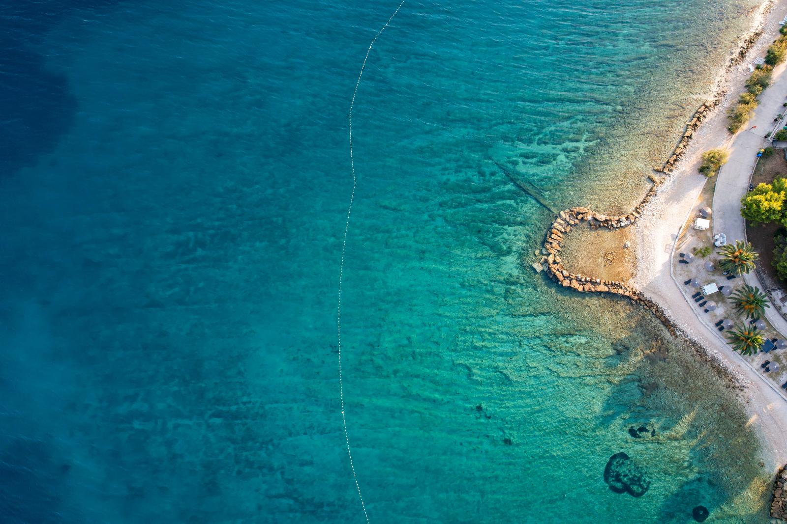 Türkisfarbenes Wasser und Strand am Roten Meer