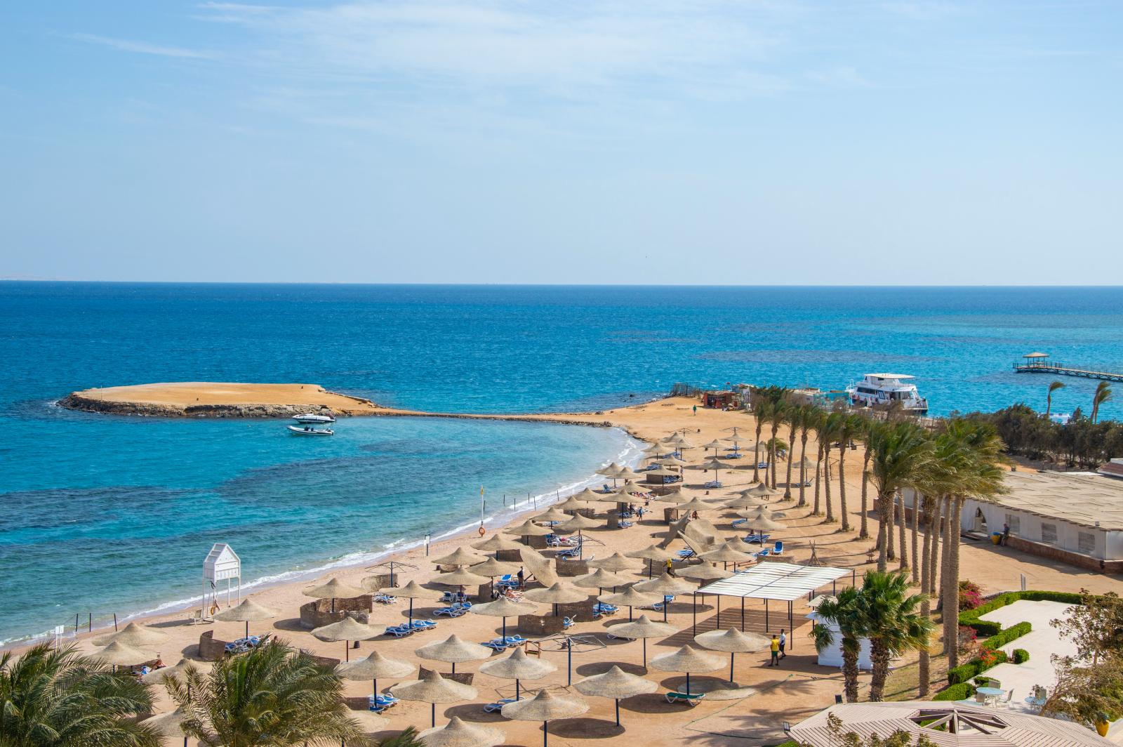 Türkisfarbenes Wasser und Sandstrand am Roten Meer
