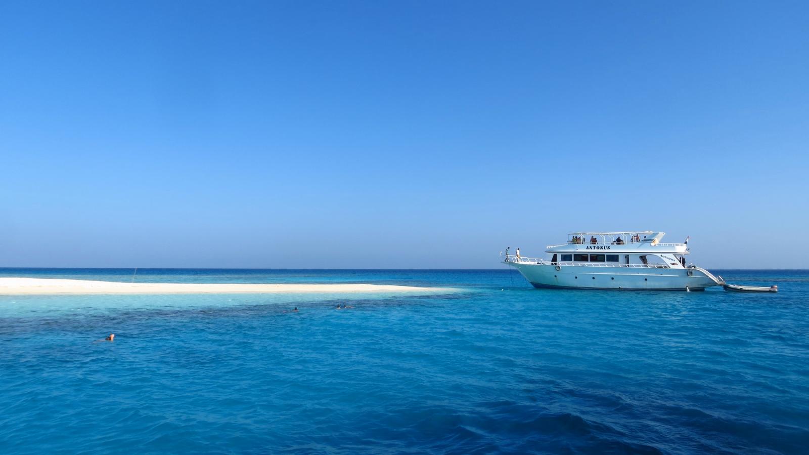 ürkisfarbenes Wasser am Roten Meer in Ägypten