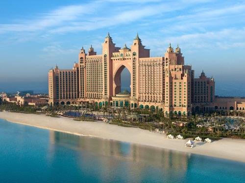Hotelanlage an einem Sandstrand in Dubai