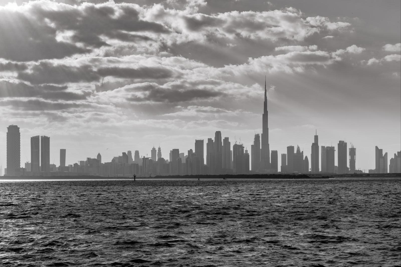Dubai Skyline mit Burj Khalifa und Meer