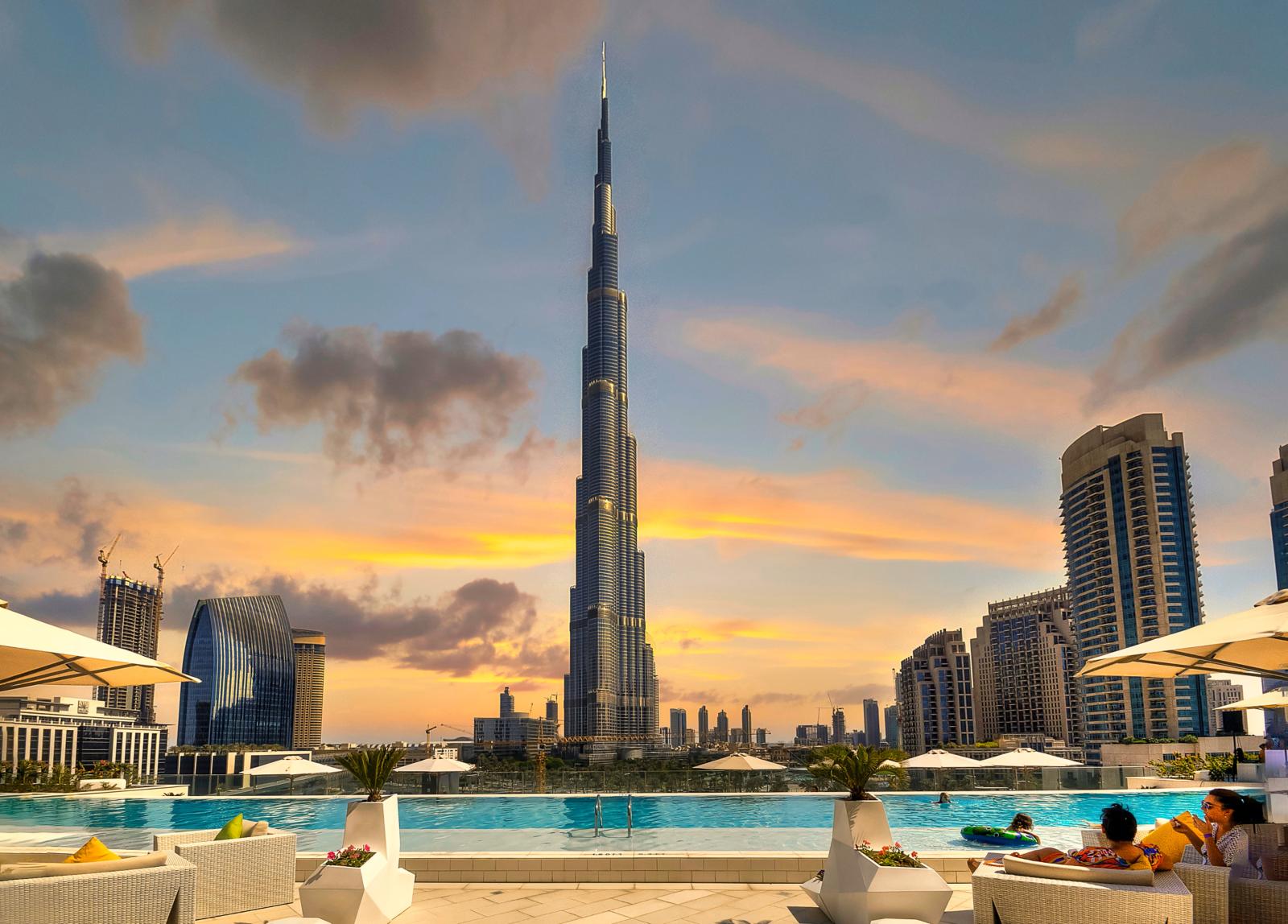 Burj Khalifa und Downtown Dubai bei Sonnenuntergang