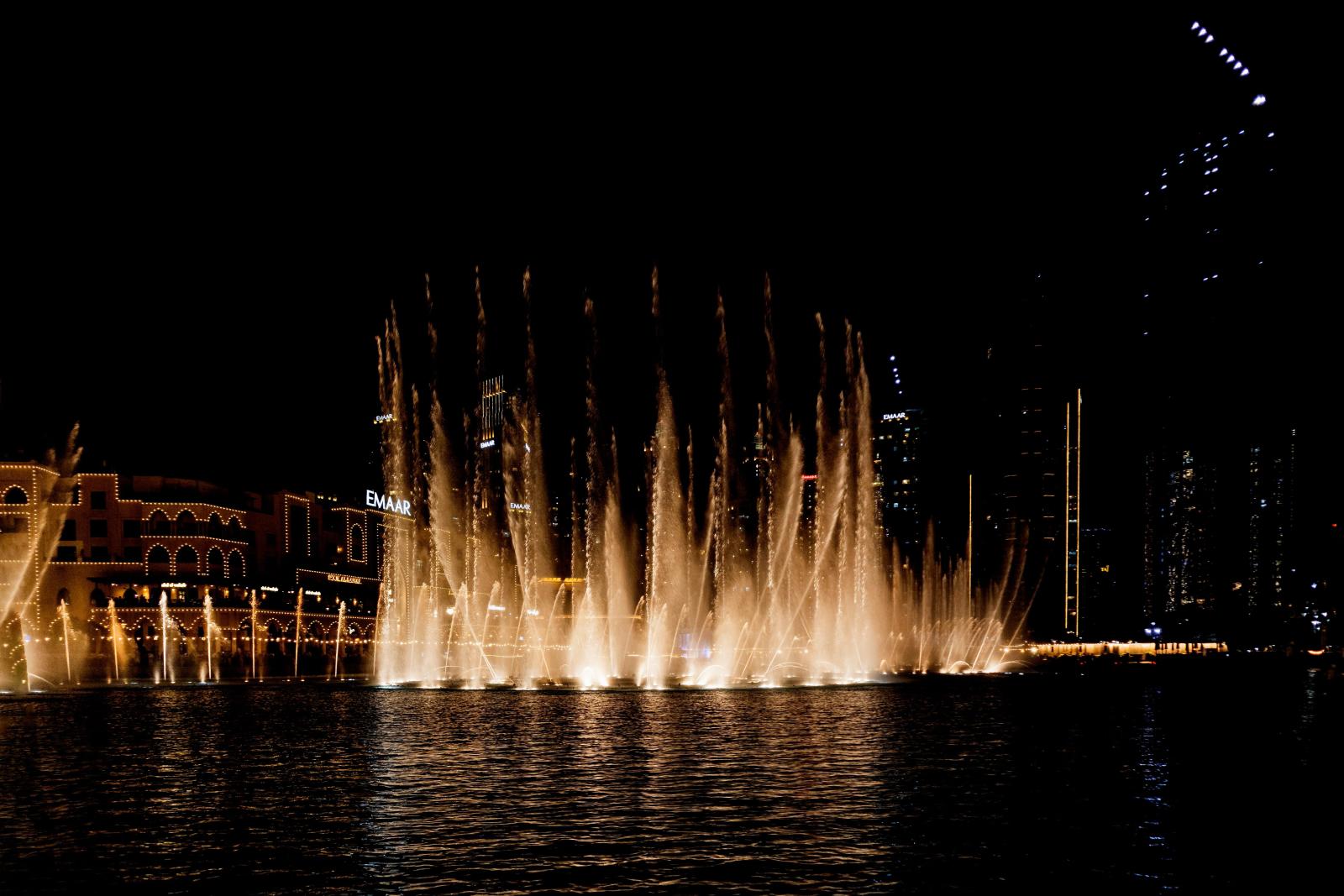 Dubai Fountain und Skyline bei Nacht