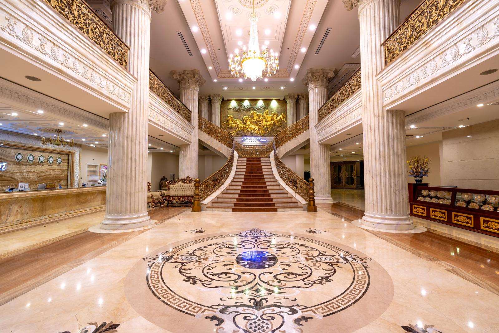 Luxuriöse Hotellobby in Dubai mit moderner Architektur