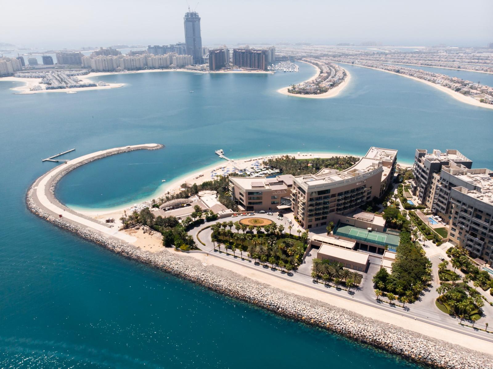 luxushotel in dubai mit pool und skyline im hintergrund