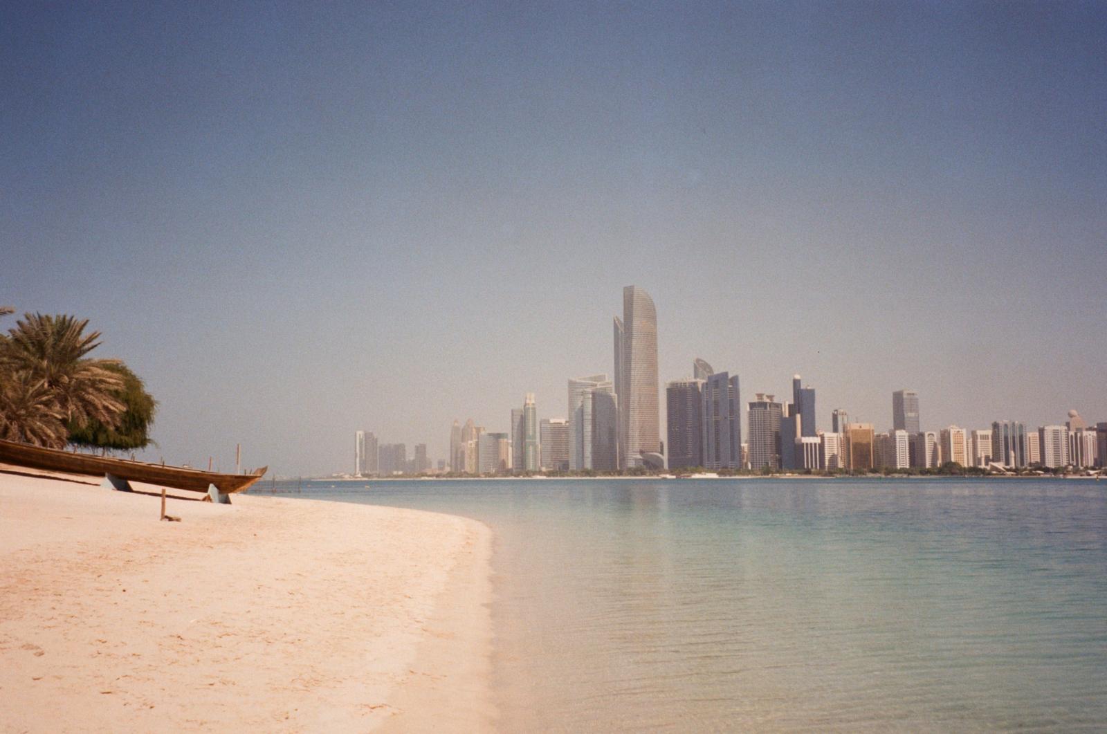 Strand von Abu Dhabi mit Palmen und türkisblauem Wasser