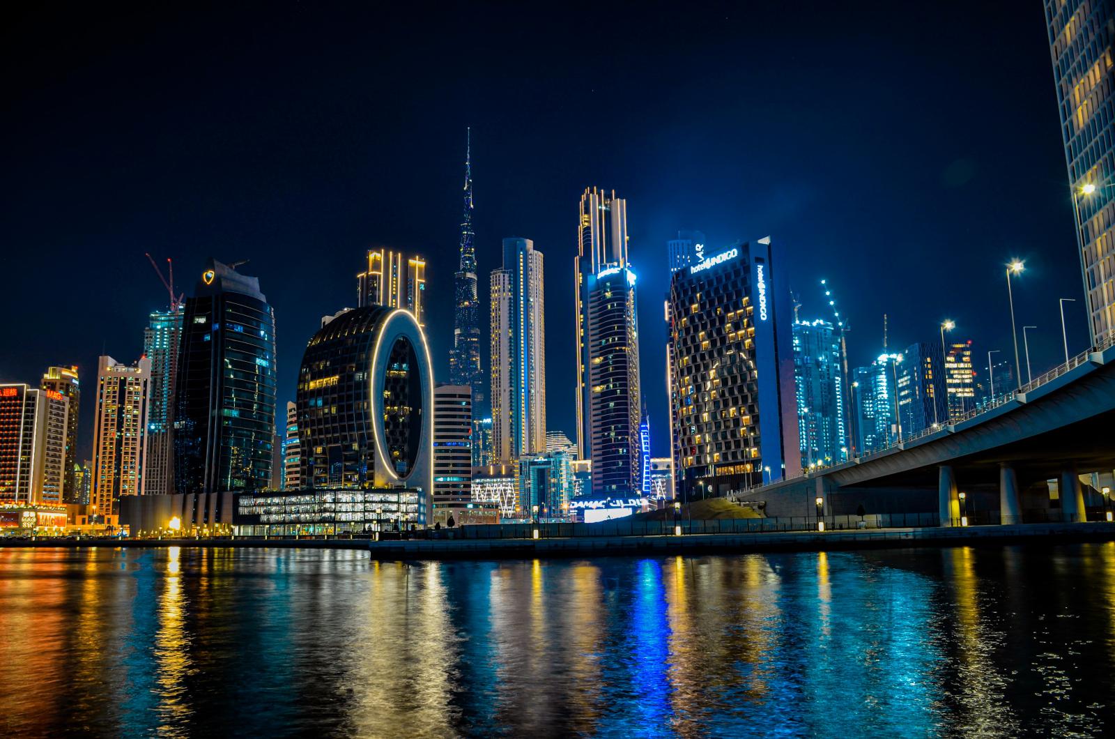 Dubai bei Nacht mit beleuchteter Skyline