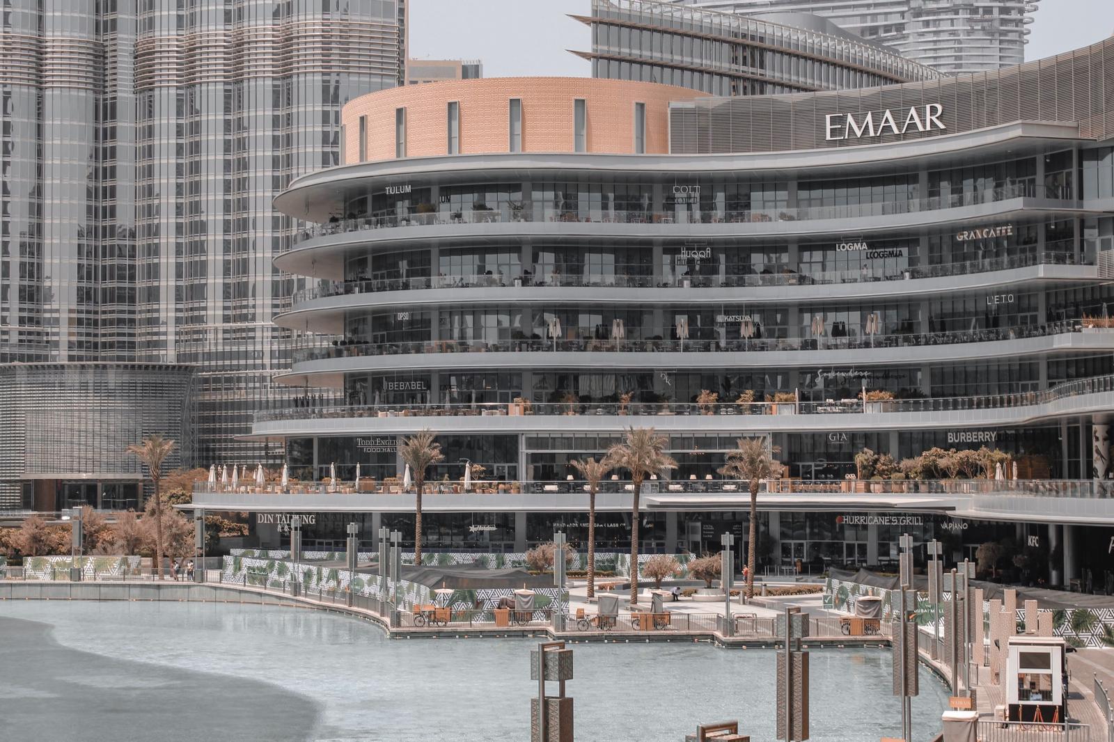 Einkaufszentrum in Dubai mit moderner Architektur
