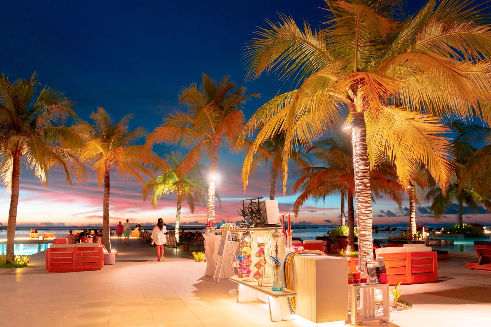 Dubai Resort bei Sonnenuntergang mit beleuchtetem Pool