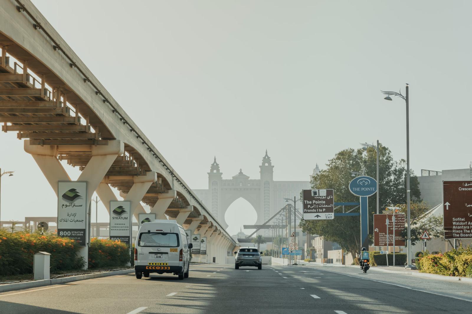 Verkehr und moderne Straßen rund um die Palm Jumeirah