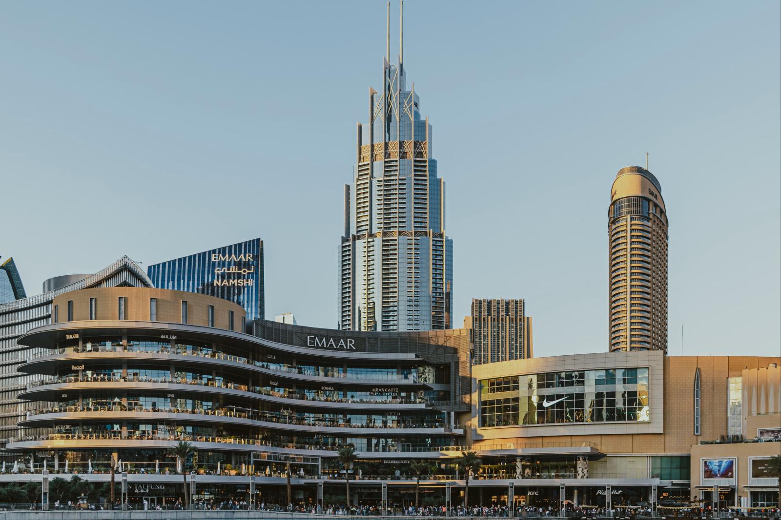 Außenansicht der Dubai Mall mit Burj Khalifa im Hintergrund