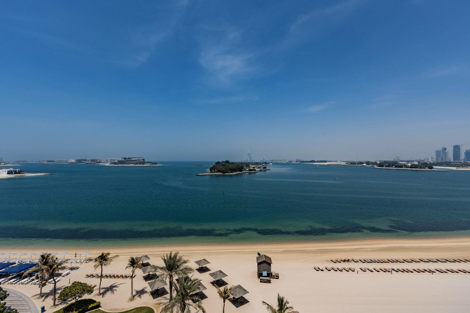 Breiter Sandstrand vor einem Dubai Resort
