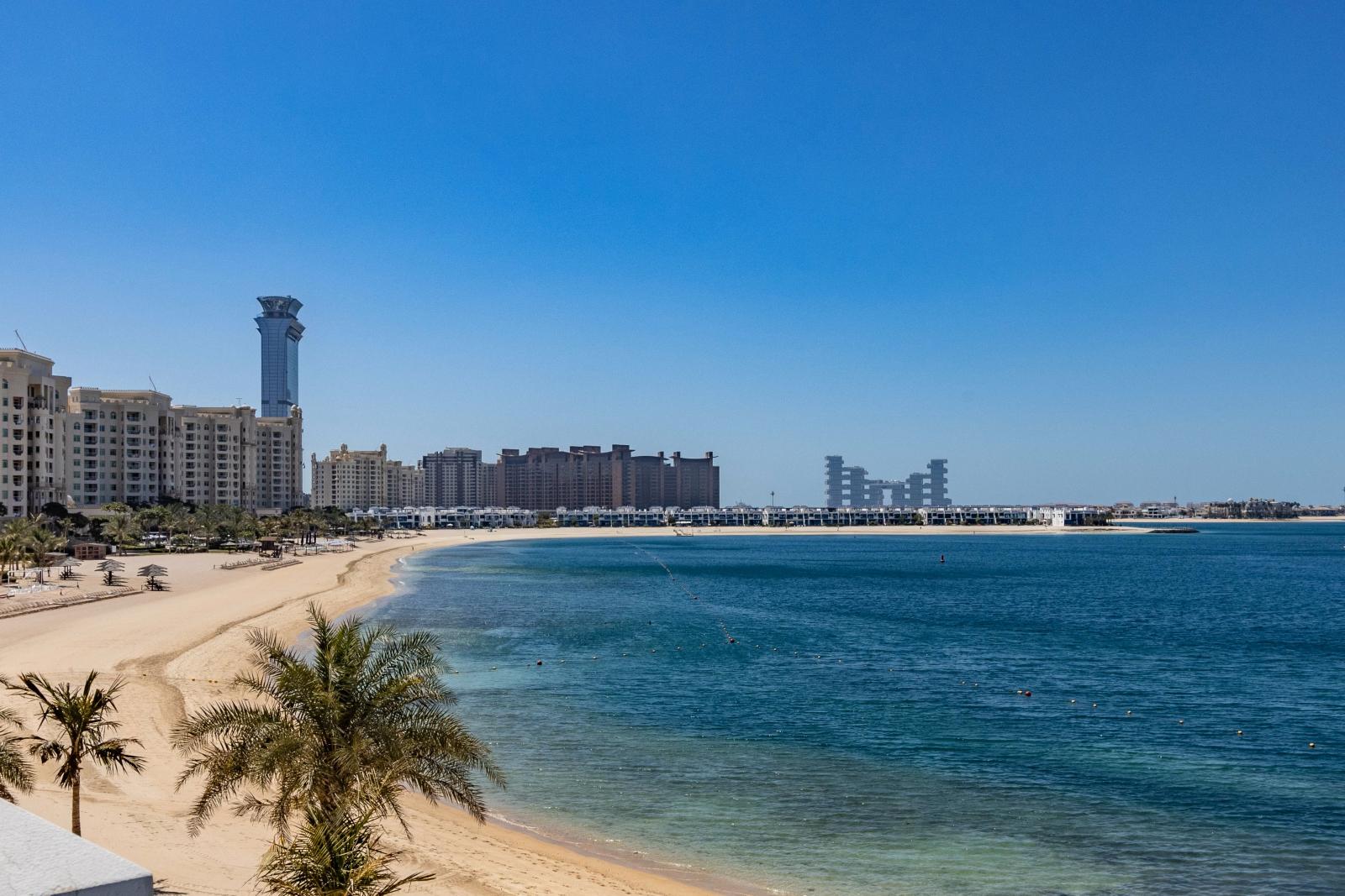 Elegantes Strandresort in Dubai mit Palmen und Meerblick