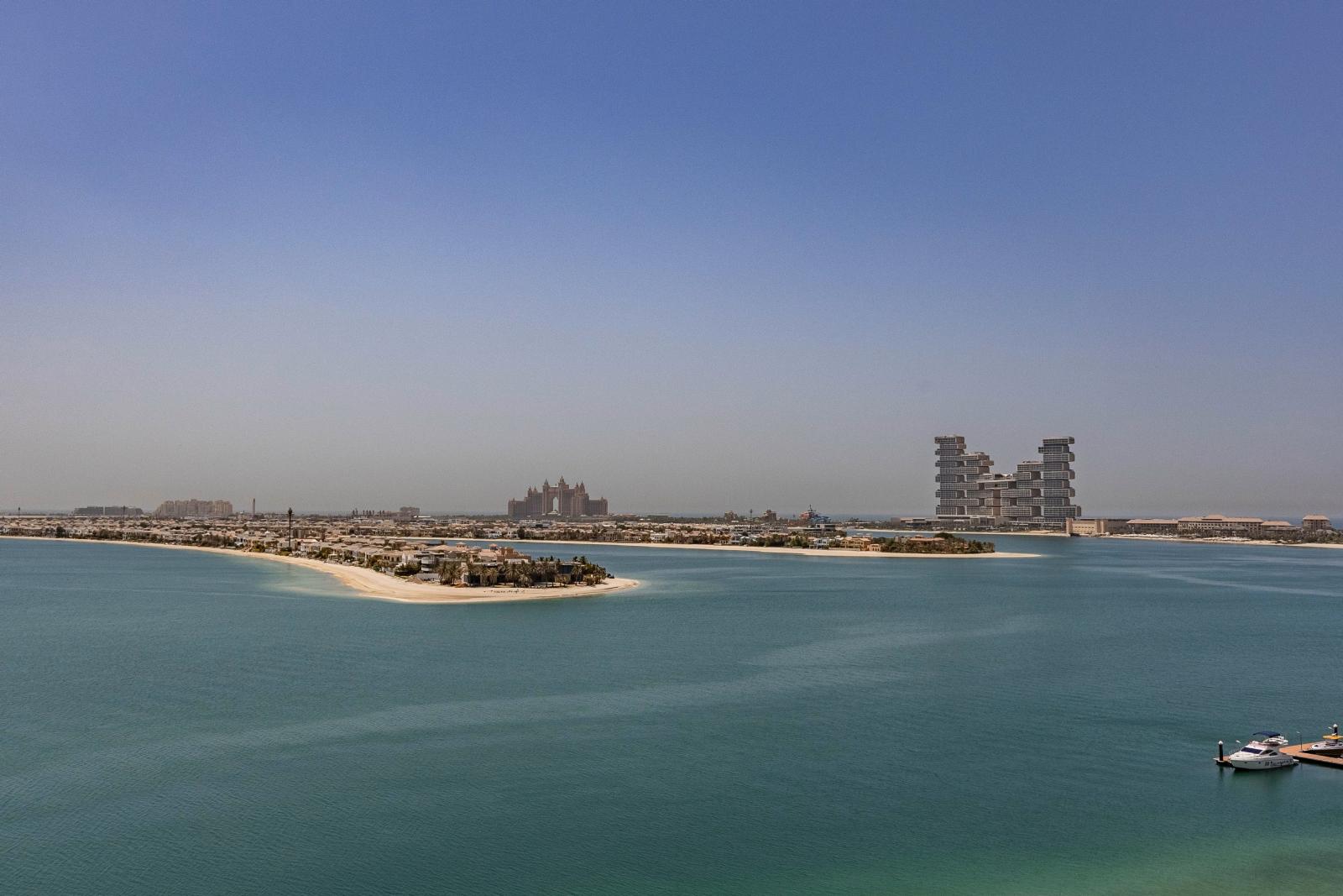 Palm Jumeirah vom Wasser aus mit Skyline im Hintergrund