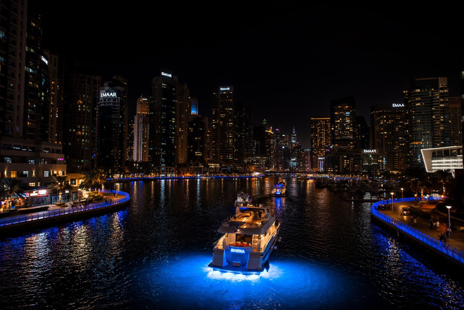 Bootstour durch die Dubai Marina bei Abendbeleuchtung
