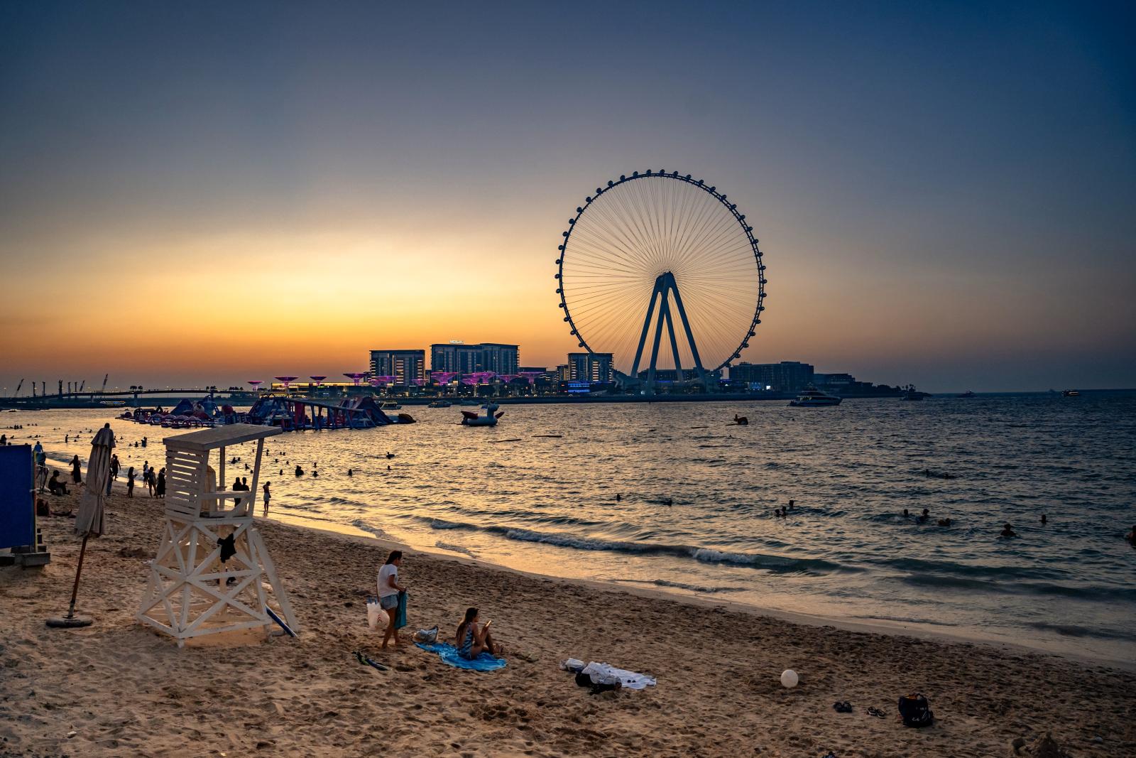Dubai Skyline und Strand bei Sonnenuntergang