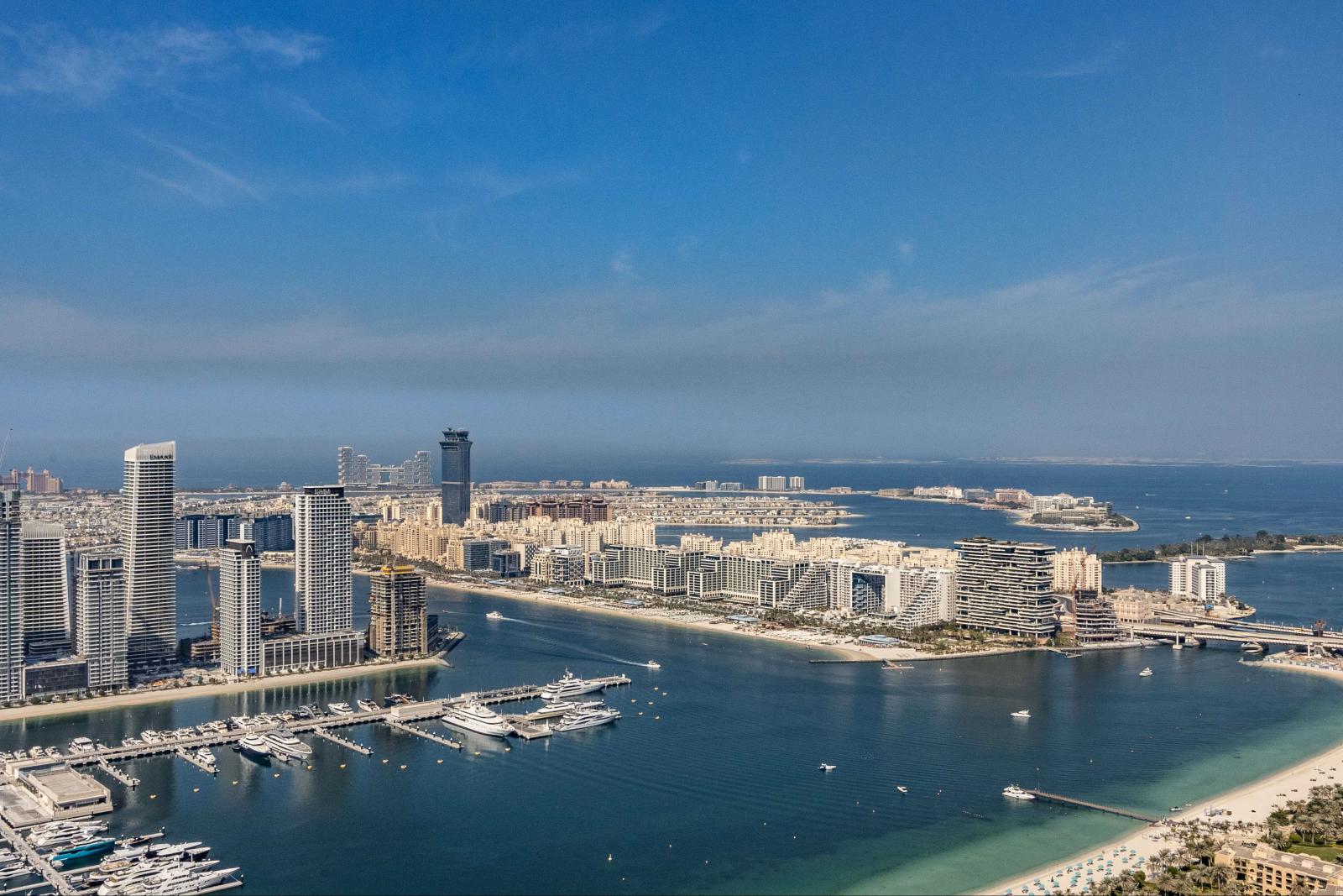 Panorama von Dubai Marina mit Küste und Skyline