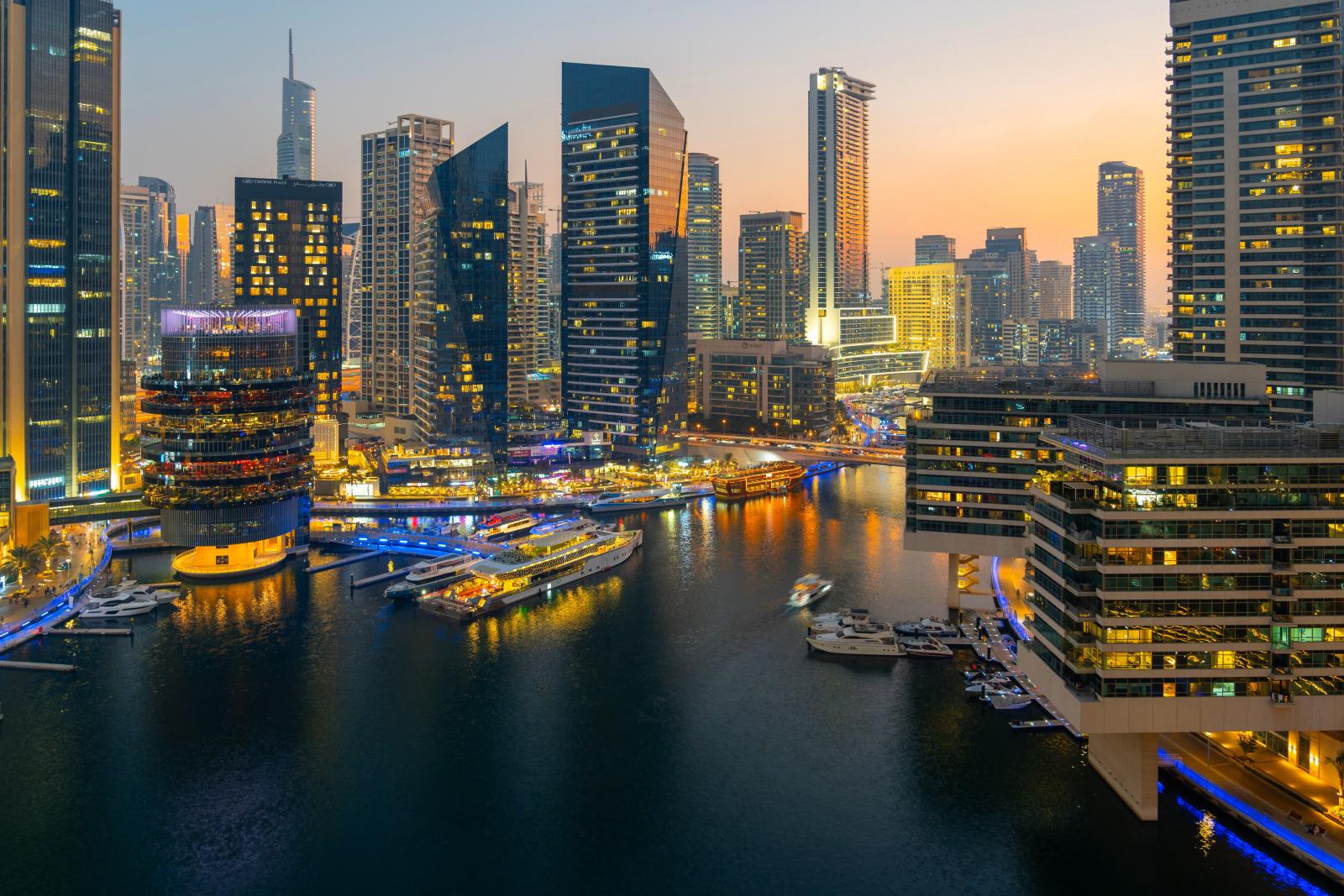 dubai marina skyline und yachthafen bei sonnenuntergang