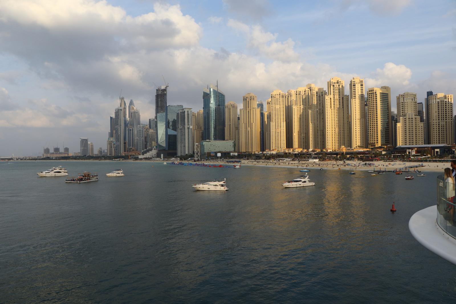 Yachtfahrt zwischen den Hochhäusern von Dubai Marina