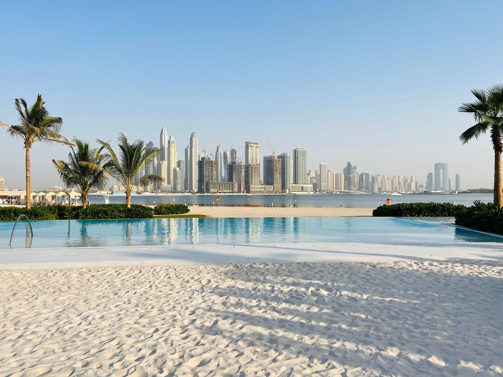 Familienfreundlicher Strand und Poolanlage in Dubai