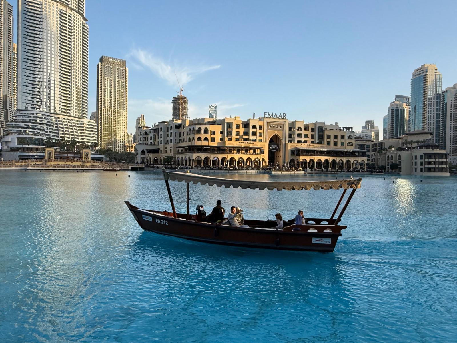 Bootsfahrt vor der Skyline der Vereinigten Arabischen Emirate