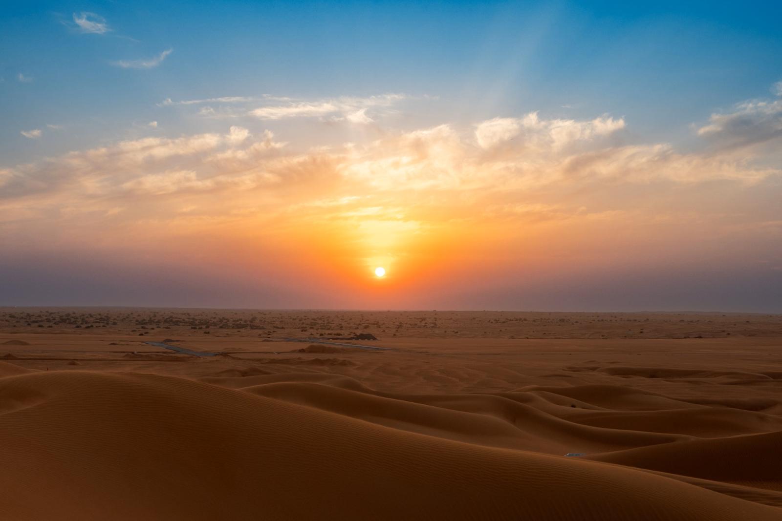 Sonnenuntergang über den Sanddünen bei Dubai