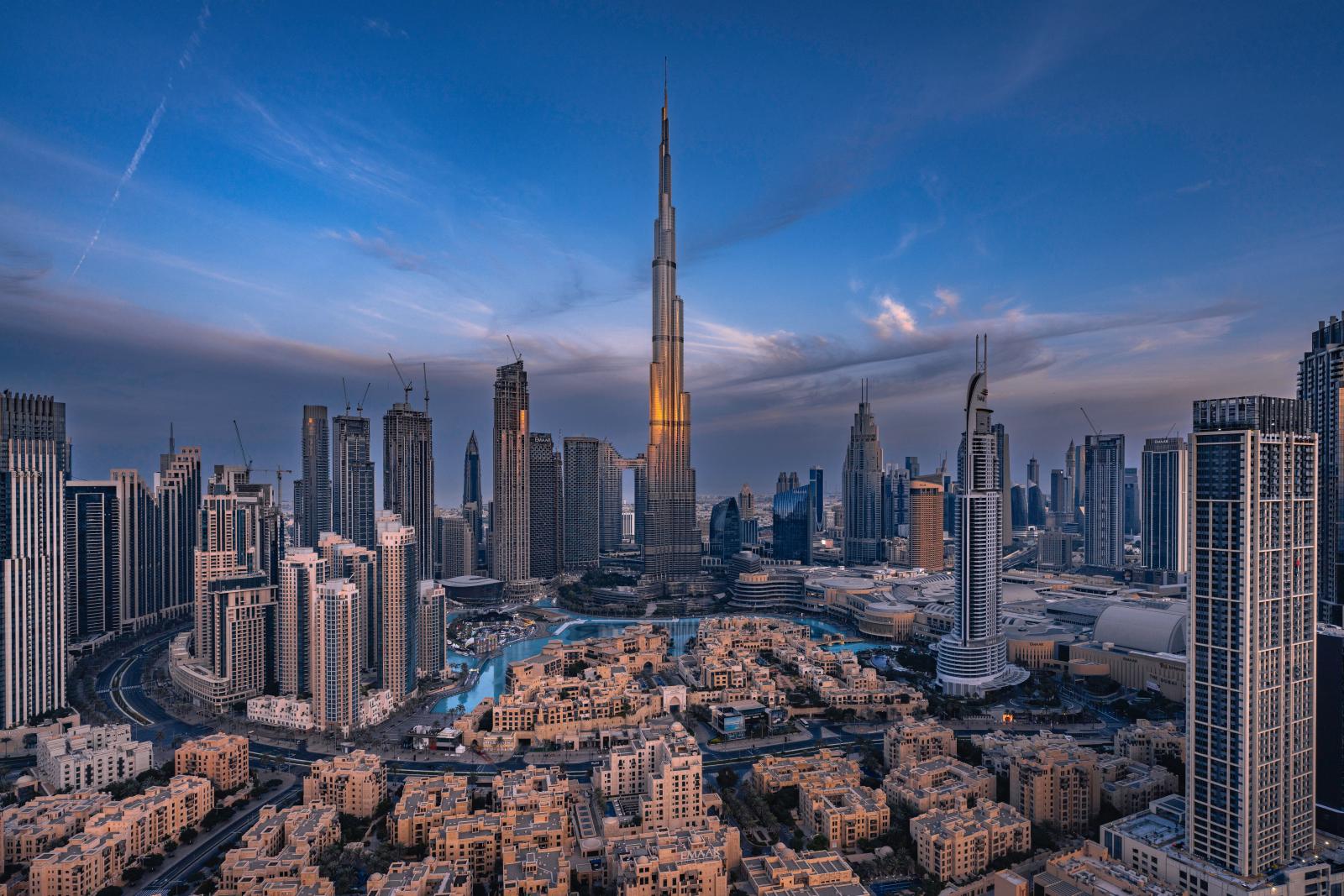 Burj Khalifa und Downtown Dubai am Abend