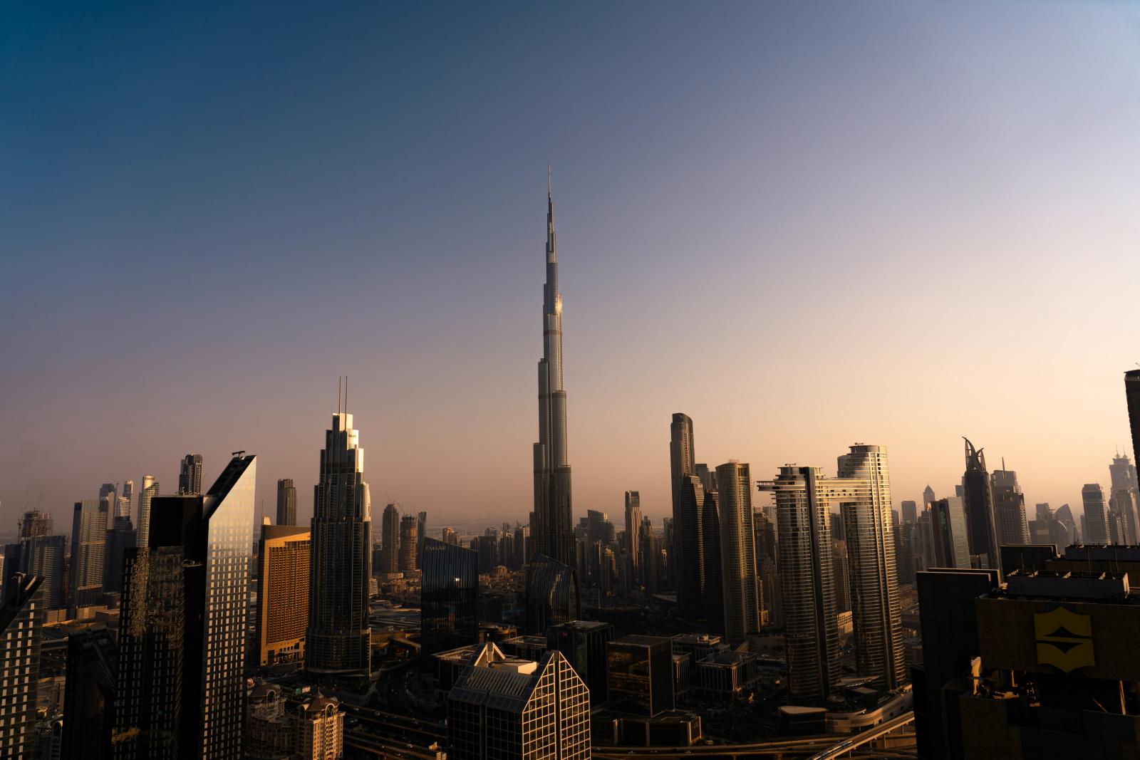 Burj Khalifa und Downtown Dubai bei Abendlicht