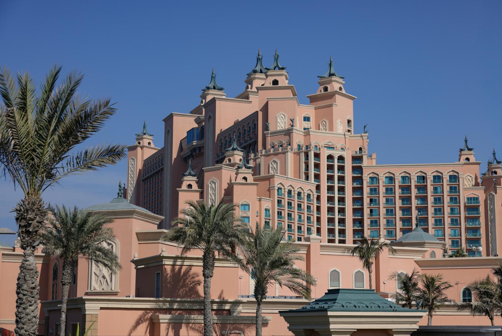 Hotelanlage am Meer mit Palmen und moderner Architektur