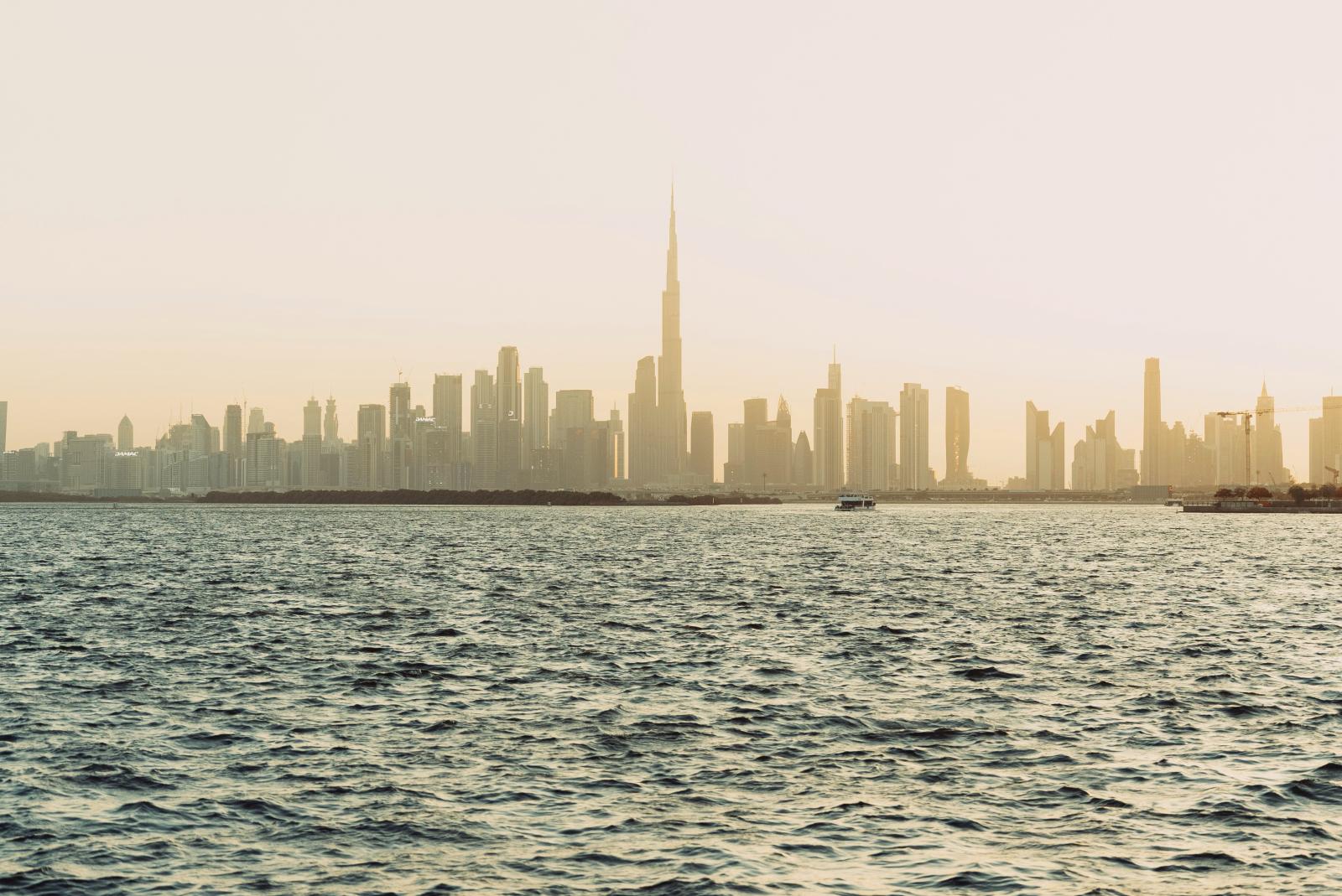 Dubai Skyline mit Burj Khalifa und Meer im Hintergrund