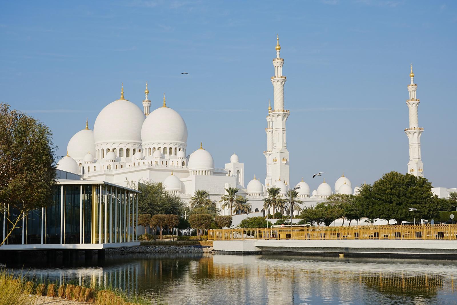 Abu Dhabi mit Moschee, Skyline und Küste