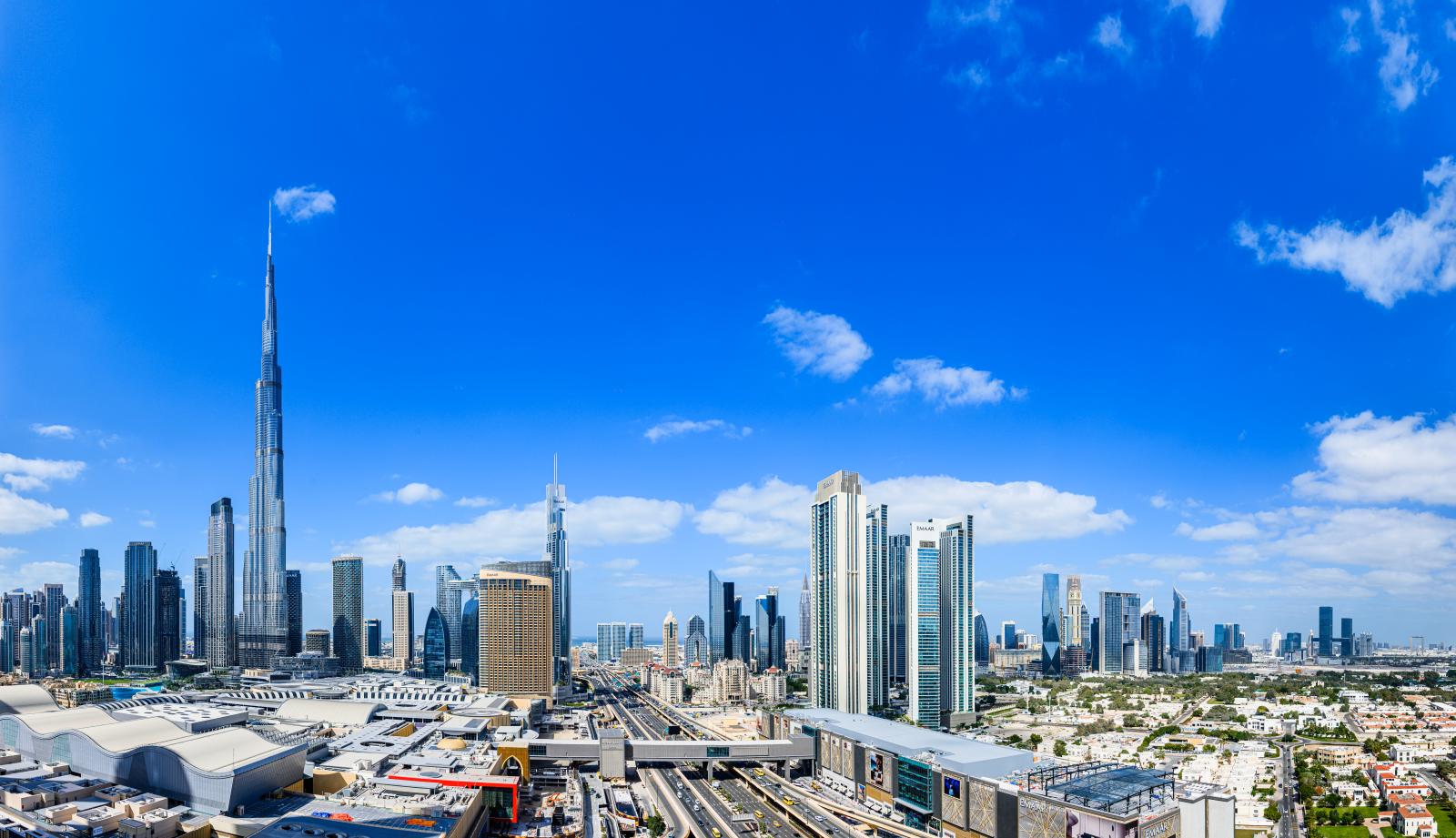 Dubai Skyline mit Burj Khalifa und moderner Stadtarchitektur