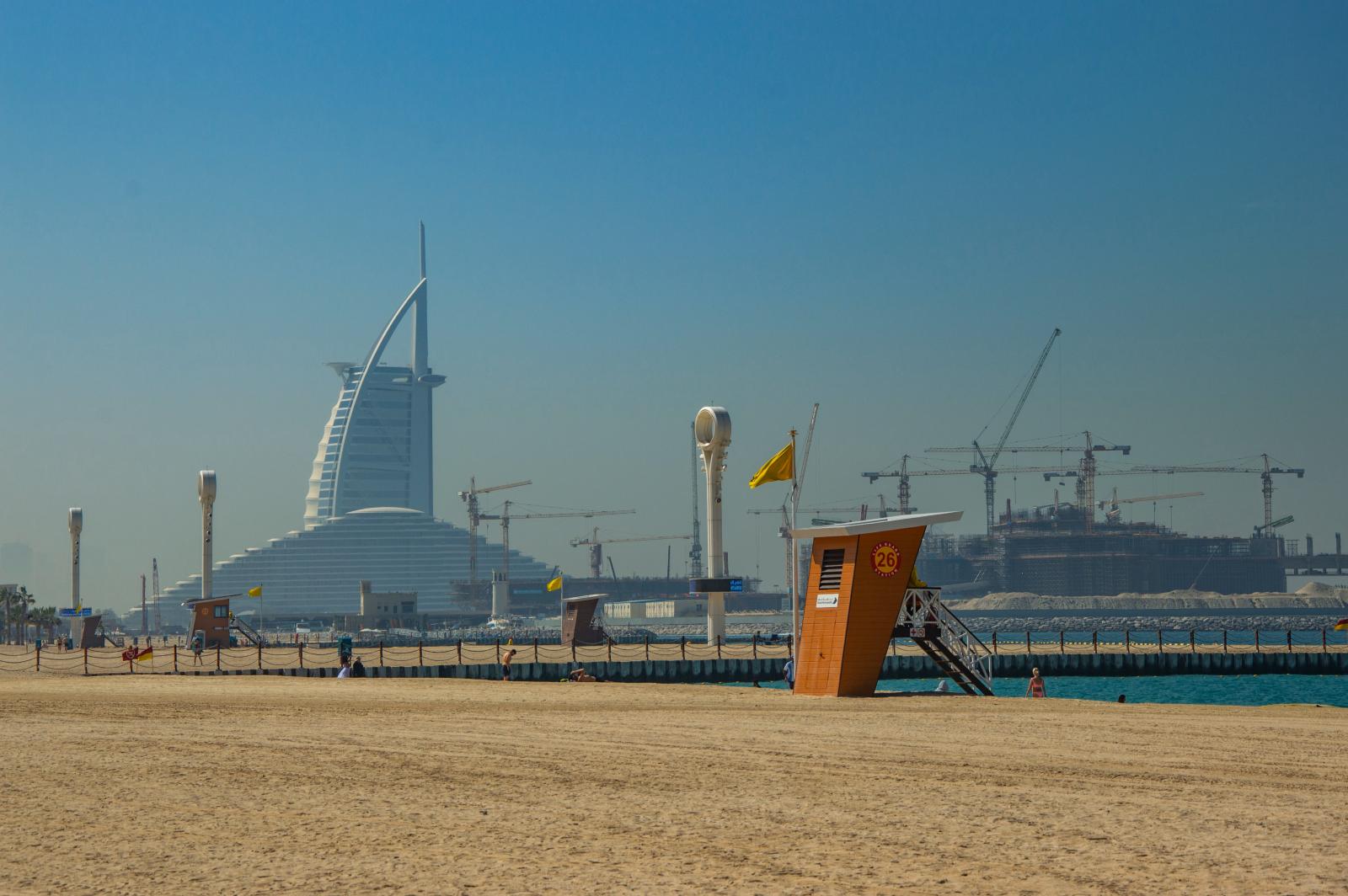 Jumeirah Beach mit Blick auf das Burj Al Arab