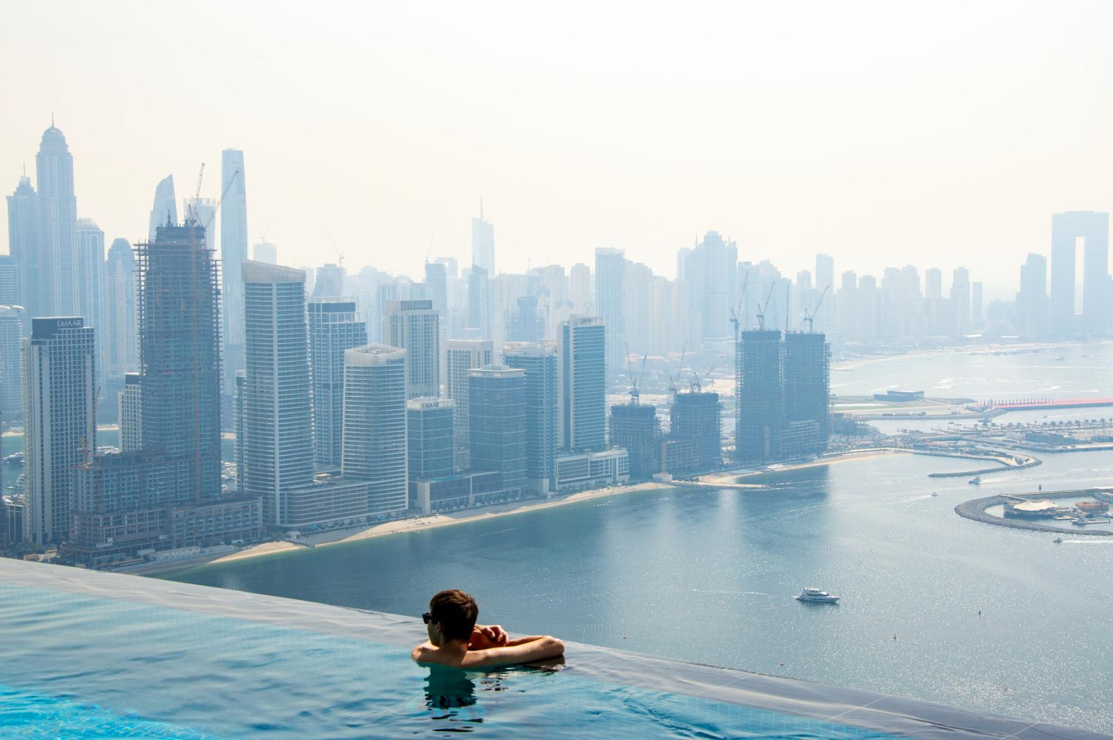 Reisende mit Blick auf die Skyline von Dubai