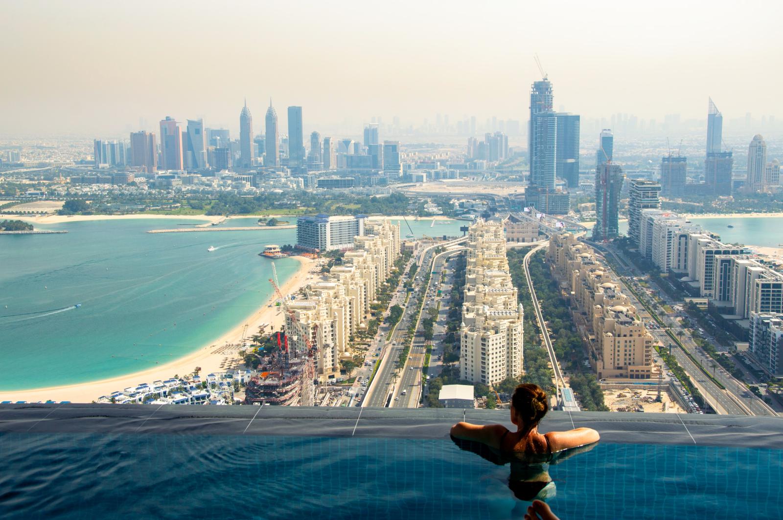 Hotelpool mit Blick auf die Skyline und den Arabischen Golf