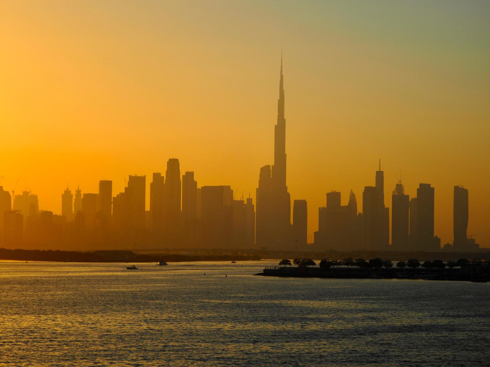  Dubai Skyline bei Sonnenuntergang