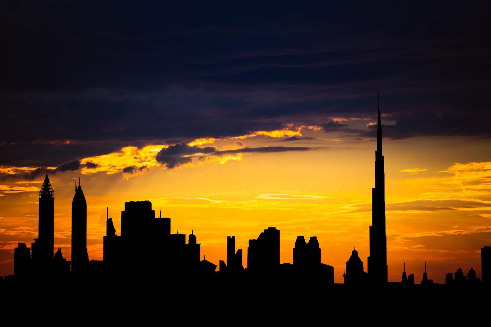 Burj Khalifa und Skyline von Dubai bei Sonnenuntergang