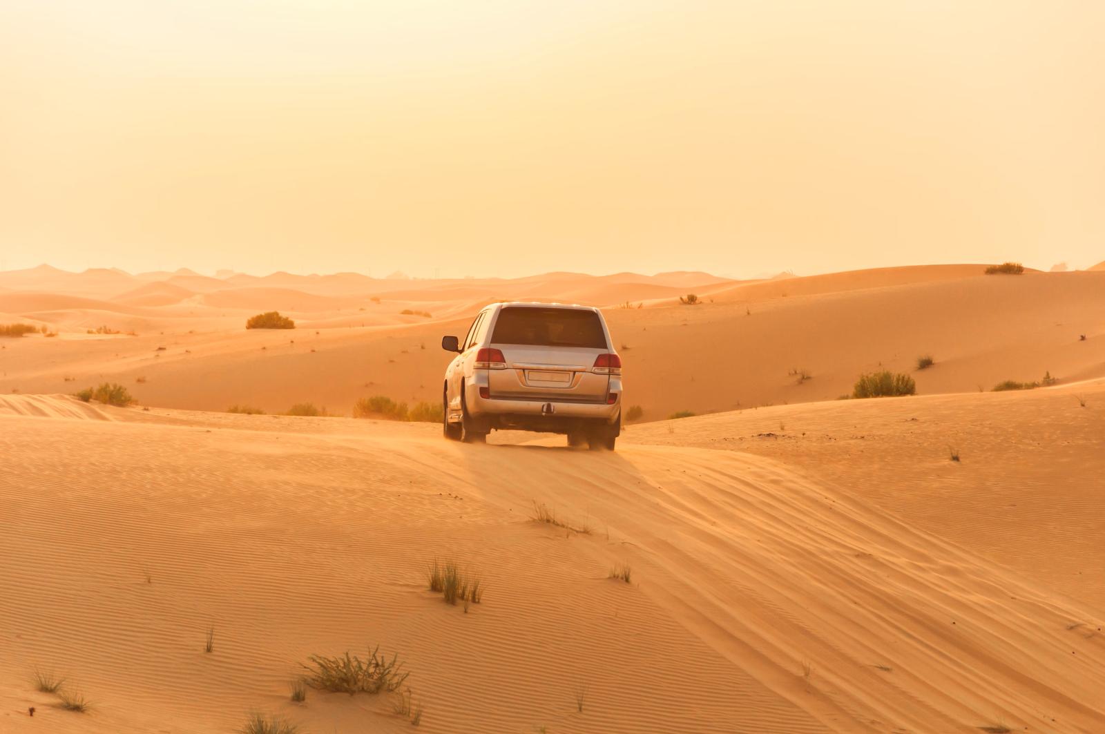 Wüstensafari mit Dünen und Sonnenuntergang bei Dubai