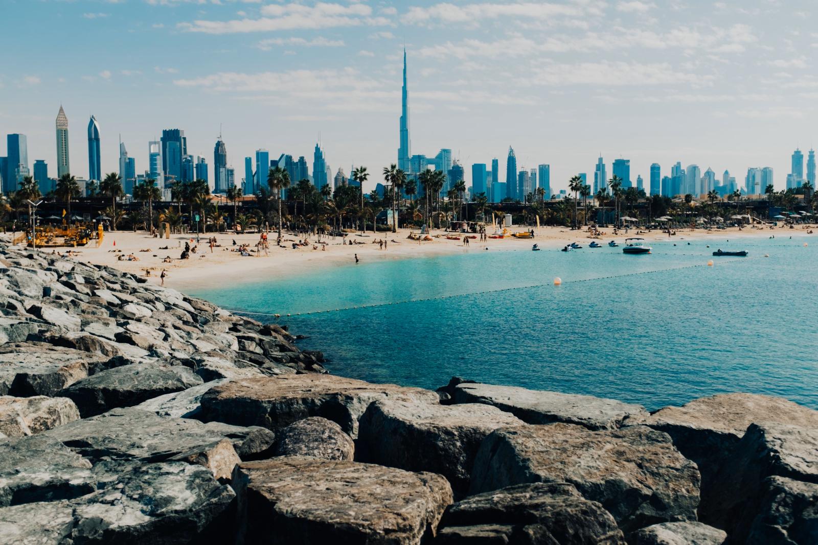 Sandstrand in Dubai mit Blick auf die moderne Skyline