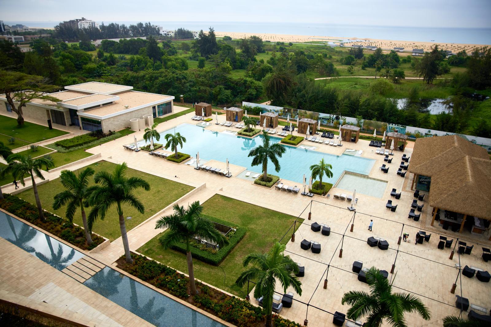 Modernes Hotel mit Pool und Blick auf das Meer