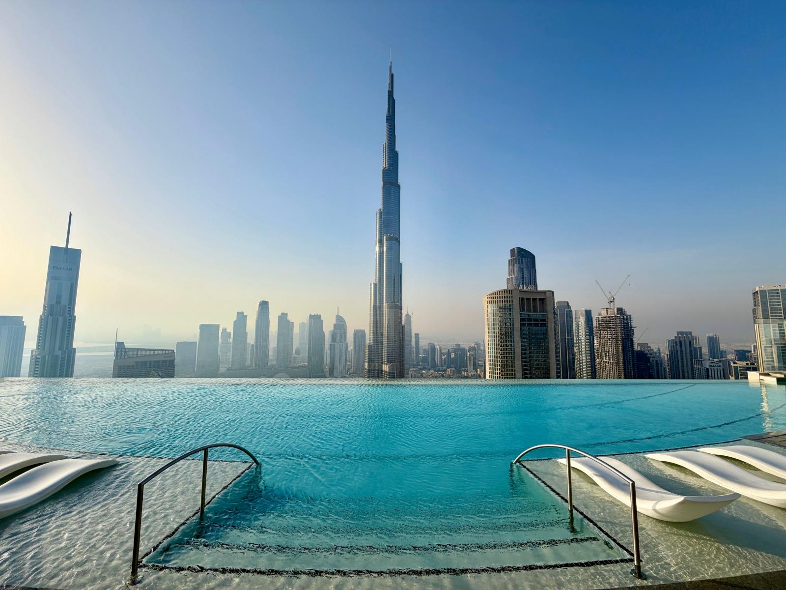 Eleganter Resortpool mit Blick auf die Skyline von Dubai
