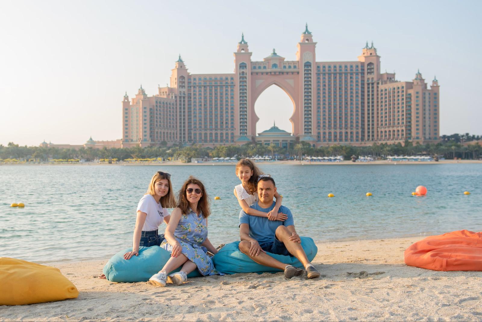 Familien am Sandstrand von Dubai mit moderner Skyline