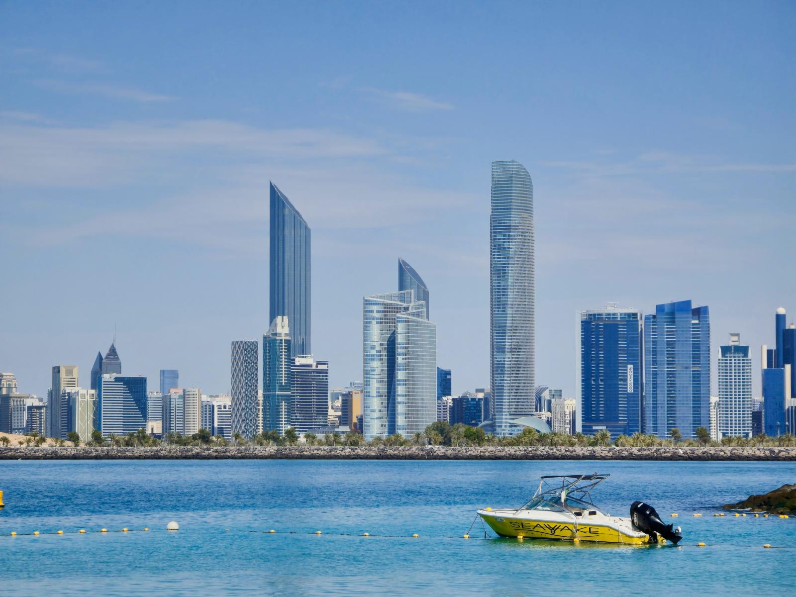 Skyline von Abu Dhabi mit Meer und moderner Architektur