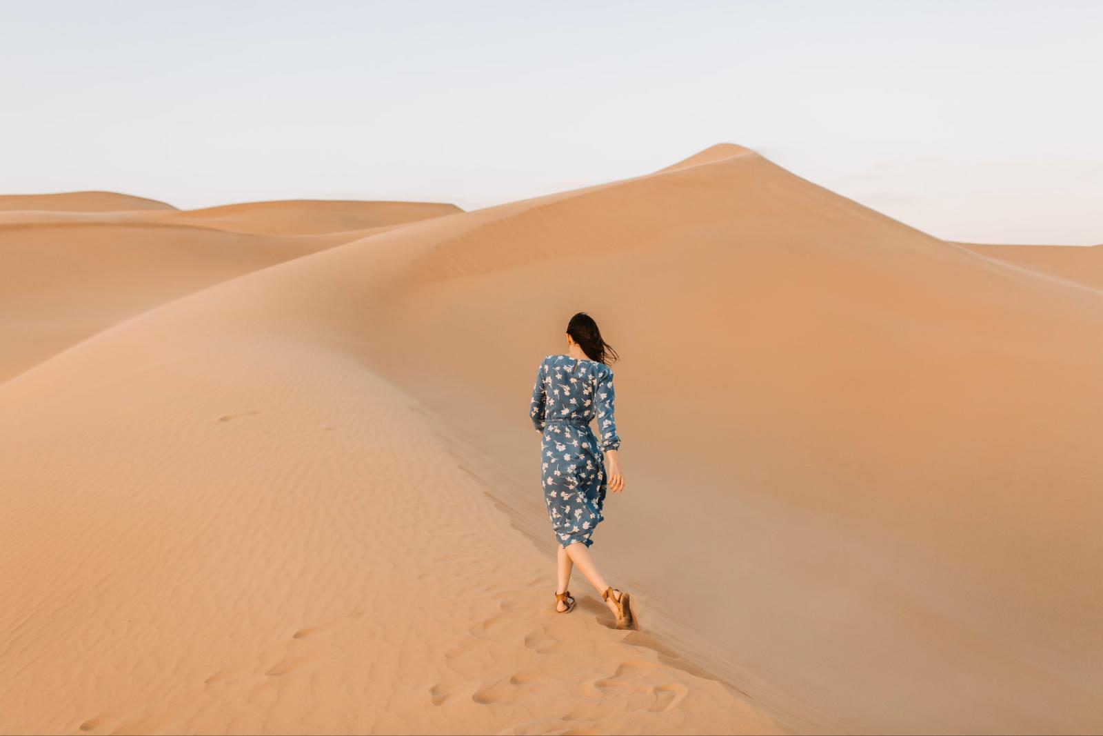 Wüstenlandschaft bei Abu Dhabi mit goldenen Sanddünen