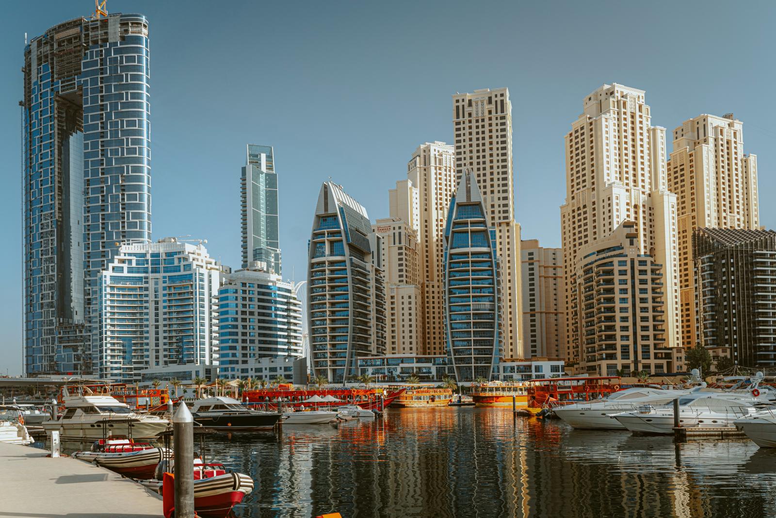 Marina Beach mit moderner Skyline und Yachten