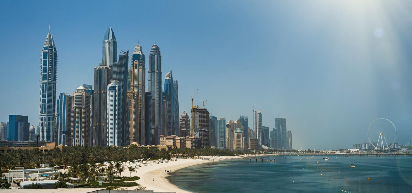Dubai Skyline mit Wüste und Persischem Golf im Hintergrund