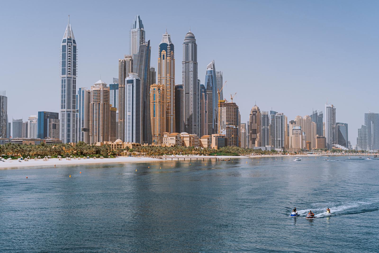 Wassersportler vor der Skyline von Dubai