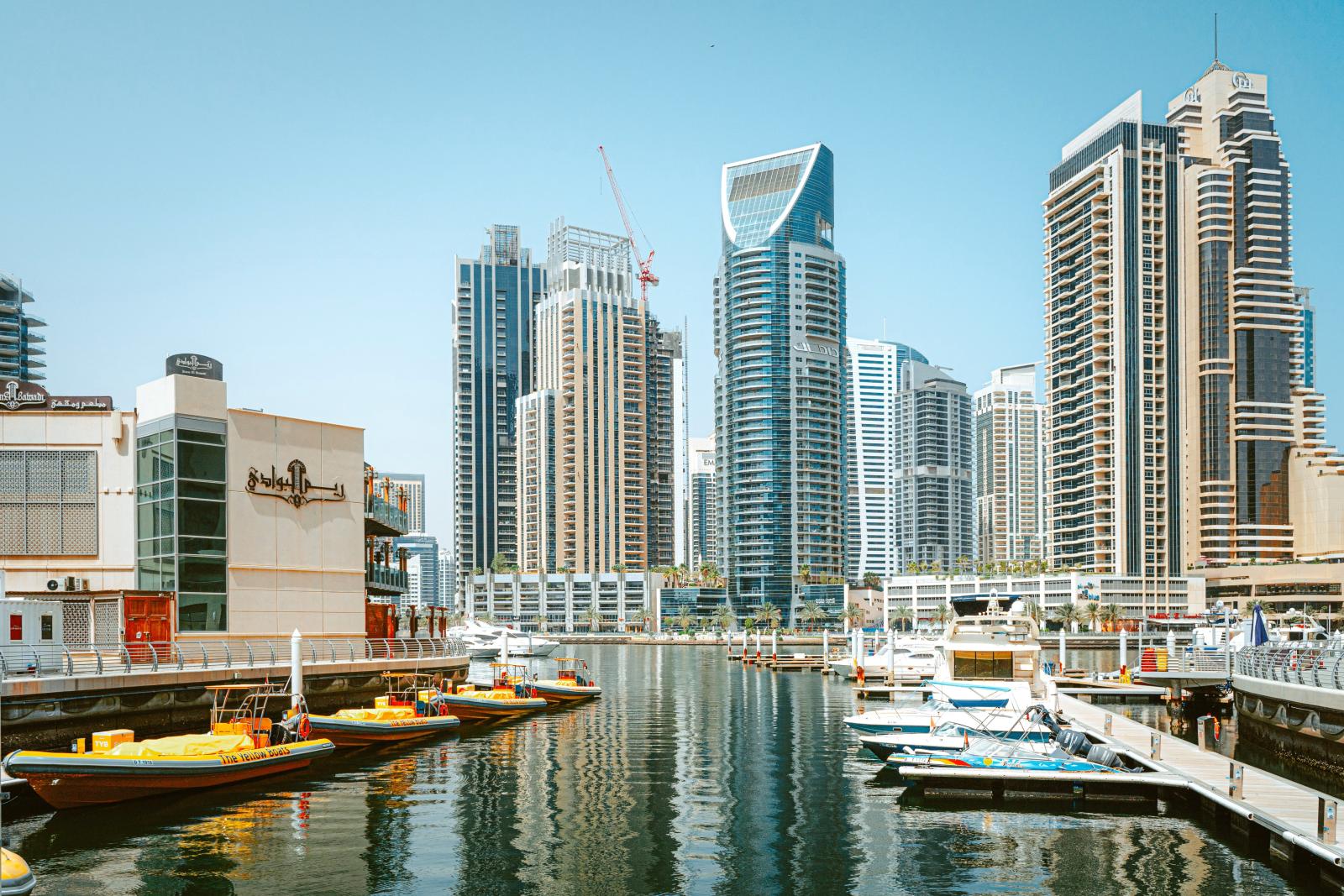 Dubai Marina Walk mit Restaurants und Hochhäusern
