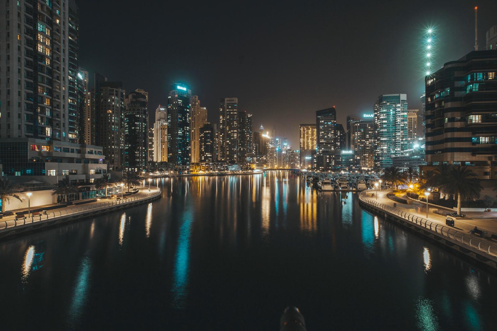 Dubai Marina bei Nacht mit beleuchteter Skyline